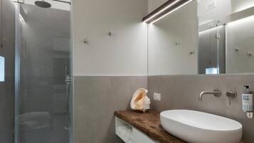 Deluxe Double Room, Sea View | Bathroom