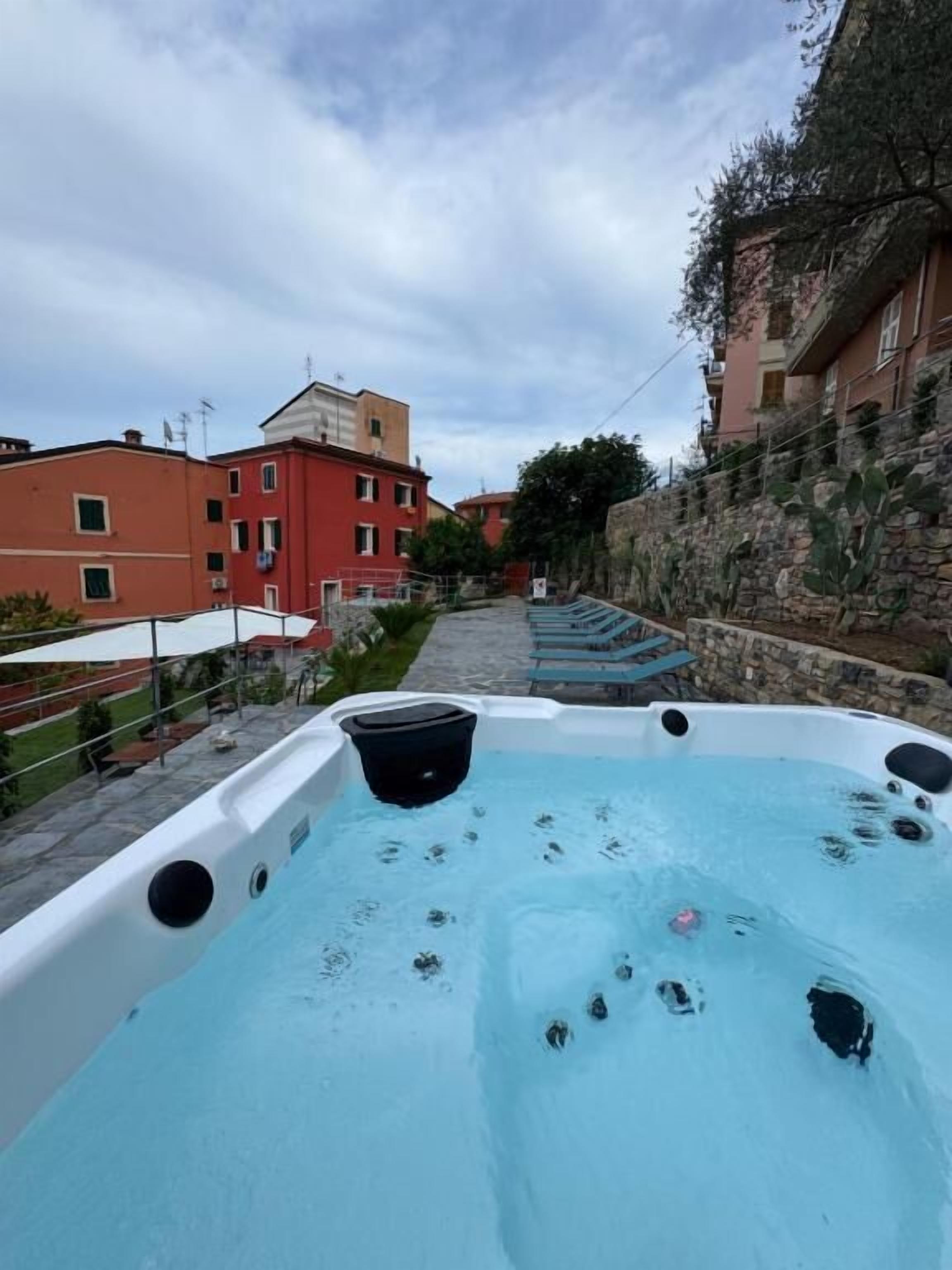 Bañera de hidromasaje exterior