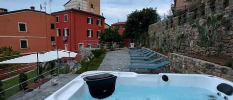 Bañera de hidromasaje exterior