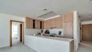 Una cocina moderna con encimera de mármol, armarios de madera y una isla central.