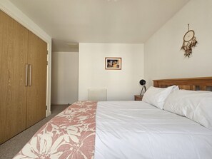 Room - Edinburgh 1BR Apt with Balcony & Lift (Edinburgh)