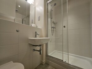 Een douche, een haardroger, handdoeken
