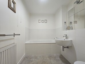 Bathroom - Edinburgh 1BR Apt with Balcony & Lift (Edinburgh)