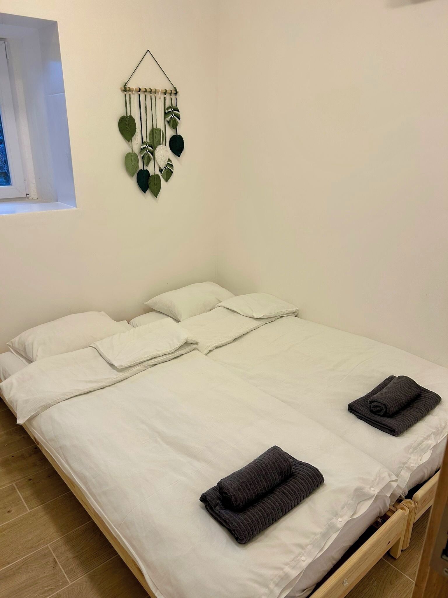 WiFi, bed sheets