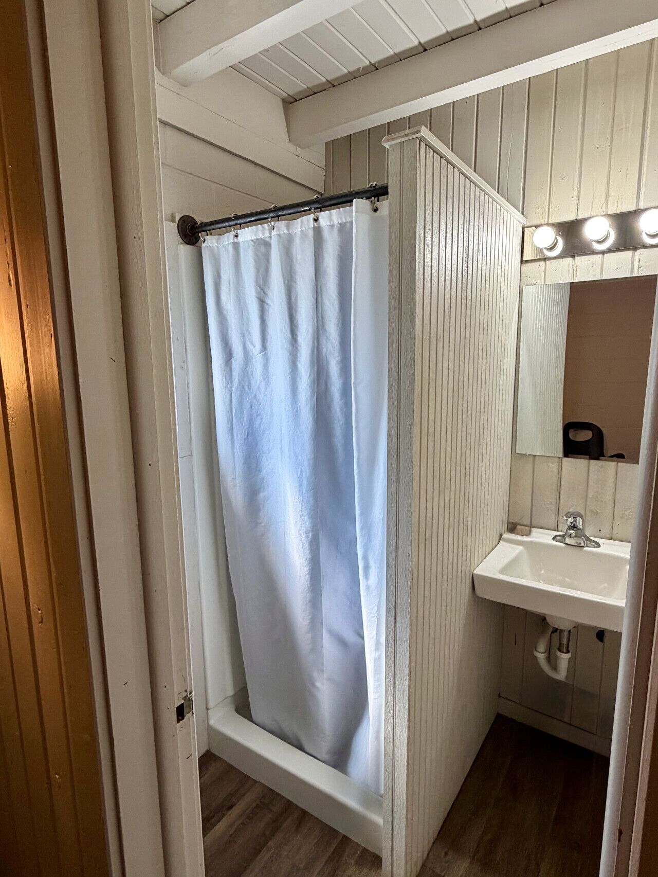 Douche, séchoir à cheveux, serviettes fournies, savon