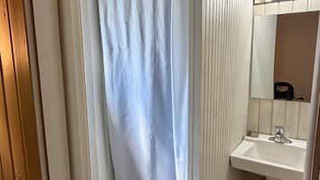 Douche, séchoir à cheveux, serviettes fournies, savon