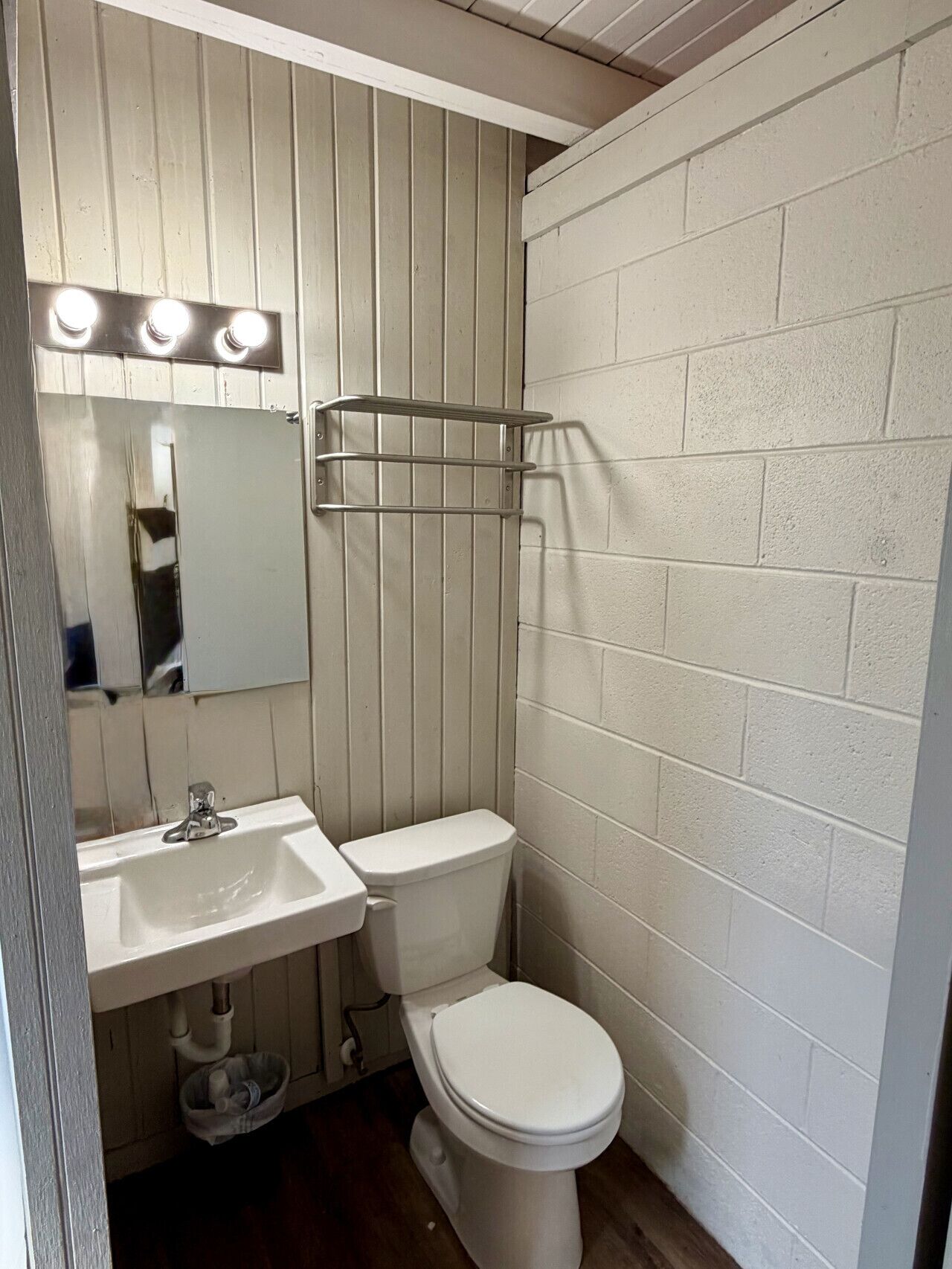 Douche, séchoir à cheveux, serviettes fournies, savon