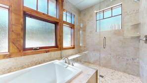 Shower, hair dryer, towels - Expansive Modern Golf Course Home, Private Hot Tub & Gas Grill (Mammoth Lakes)