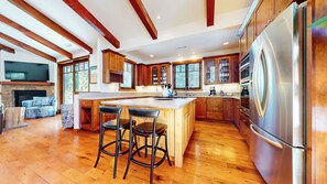 Fridge, microwave, oven, stovetop - Expansive Modern Golf Course Home, Private Hot Tub & Gas Grill (Mammoth Lakes)