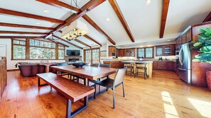 Dining - Expansive Modern Golf Course Home, Private Hot Tub & Gas Grill (Mammoth Lakes)
