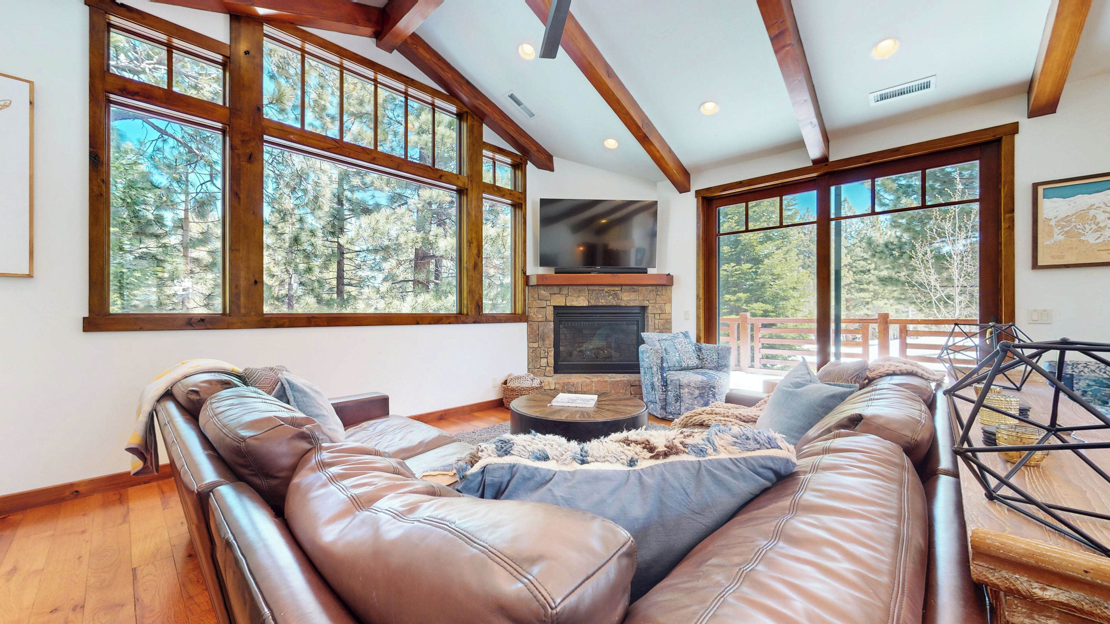 Smart TV, fireplace