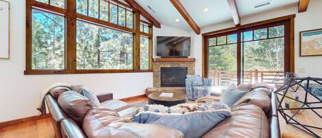 Smart TV, fireplace