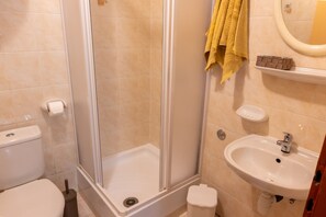 Shower, towels - Studio apartment Luce (Povljana)