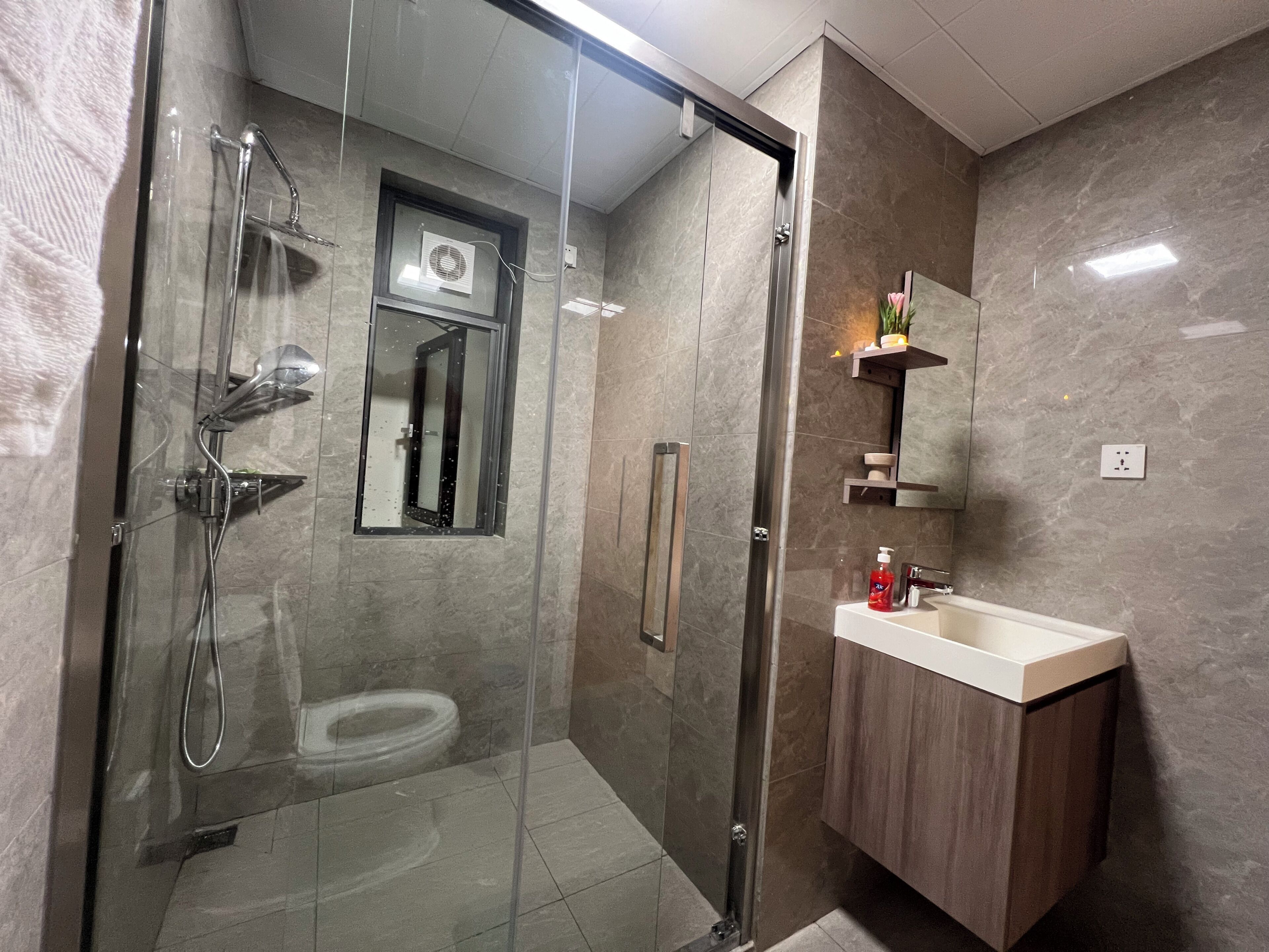 Douche, serviettes fournies, savon, papier toilette