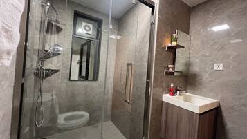 Douche, serviettes fournies, savon, papier toilette