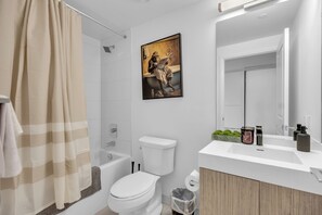 Bathroom - Family-Friendly Toronto 3BR in Downtown. Steps to attractions! (Toronto)