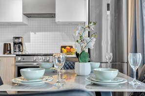 Private kitchen - Family-Friendly Toronto 3BR in Downtown. Steps to attractions! (Toronto)