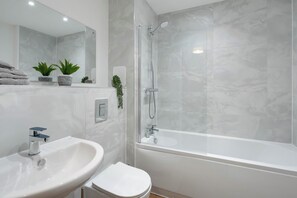 Towels, soap, shampoo, toilet paper - City Point Aberdeen by Guestz (Aberdeen)