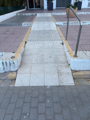 A set of stairs leading to a building entrance with a tactile paving path. - Tamy-Home@ (Empuriabrava)