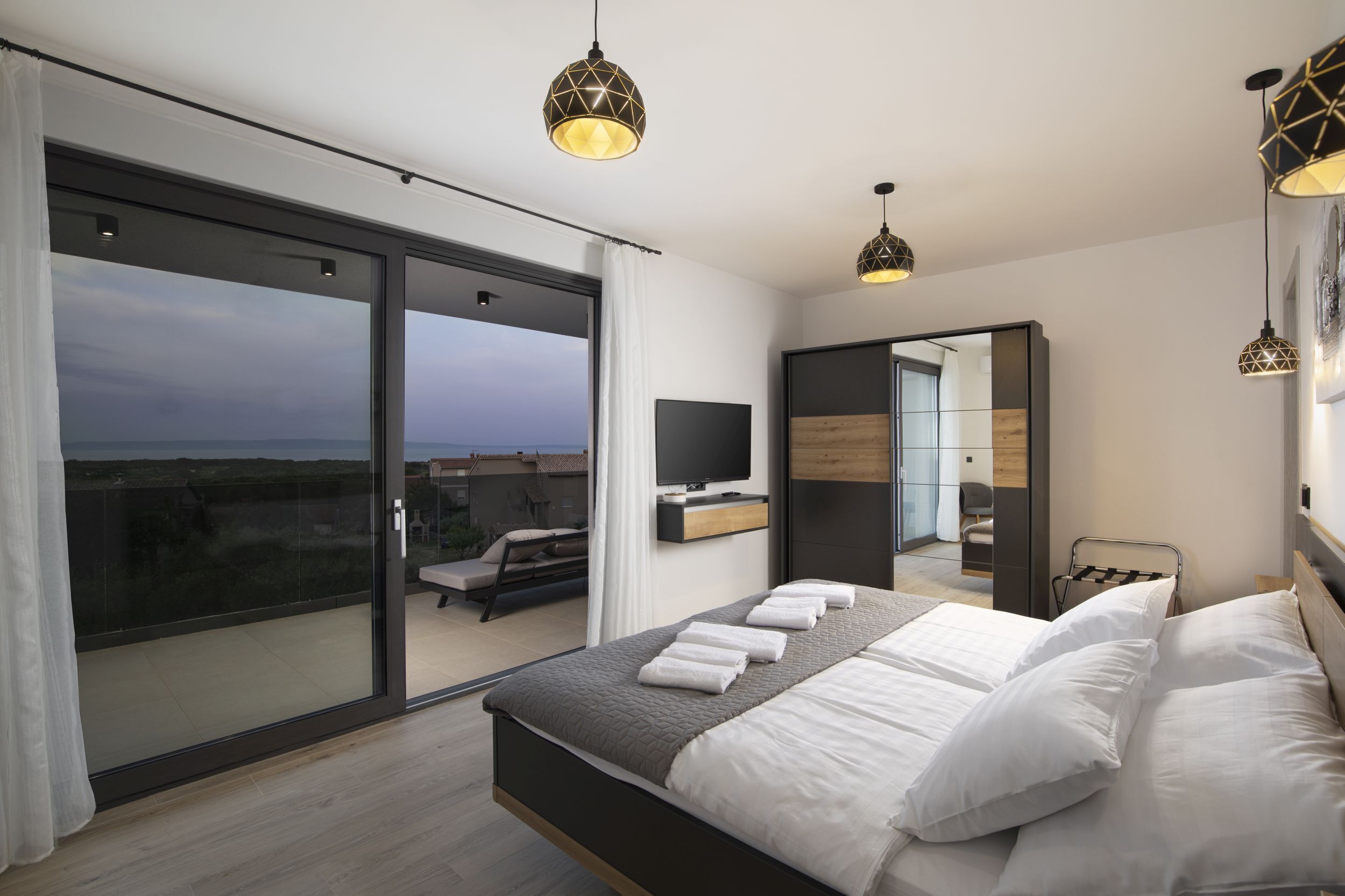 4 slaapkamers, een kluis op de kamer, een strijkplank/strijkijzer