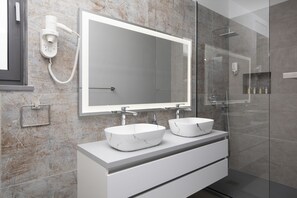 Dusche, Haartrockner, Bidet, Handtücher