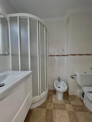 Een douche, handdoeken