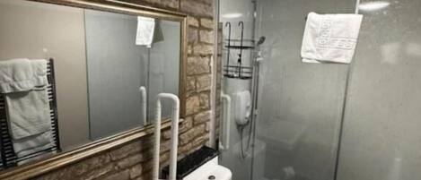 Habitación Confort con 1 cama matrimonial o 2 individuales | Baño | Secadora de cabello, toallas, jabón, shampoo