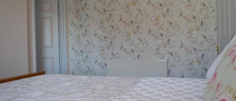 Chambre supérieure | Fer et planche à repasser, accÚs au Wi-Fi (inclus), literie fournie