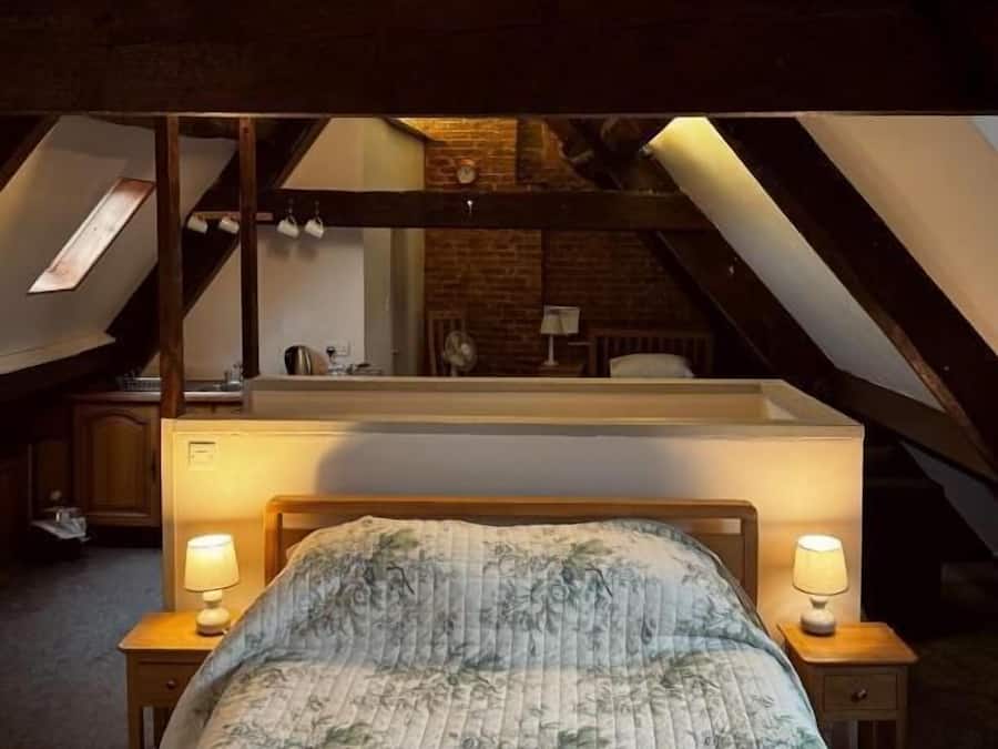 Iron/ironing board, free WiFi, bed sheets