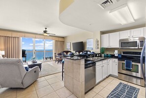 Fridge, microwave, oven, stovetop - High Floor 1 bedroom with Gulf Views Plus Bunk Beds (Panama City Beach)