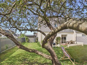 Outdoor dining - Beautiful house for 5 with garden and terrace (Treffiagat)