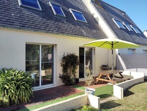 Outdoor dining - Beautiful house for 5 with garden and terrace (Treffiagat)