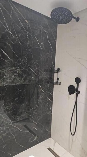 Hair dryer, towels, soap, toilet paper - Apartement s+2 haut standing a la soukra avec un parking privé (Tunis)
