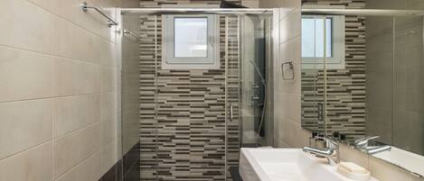 Dusche, Haartrockner, Handtücher, Seife