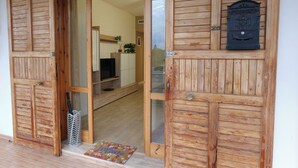 A wooden door with a glass panel, a mailbox, and a welcome mat. - Poggio delle Ginestre Vacation Home in Torre a Mare, Bari—Pool, Parking, Sleeps 4 (Parco Scizzo-parchitello)