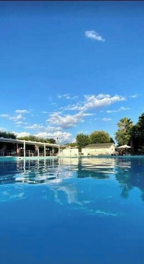 Outdoor pool - Poggio delle Ginestre Vacation Home in Torre a Mare, Bari—Pool, Parking, Sleeps 4 (Parco Scizzo-parchitello)