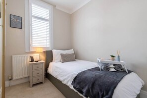 5 bedrooms, iron/ironing board, WiFi, bed sheets - Luxury 5-BR | SF-WIFI | Parking | Games Room (Gillingham)