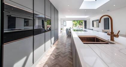 Luxury 5-BR | SF-WIFI | Parking | Games Room