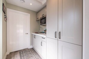 Fridge, microwave, oven, stovetop - Luxury 5-BR | SF-WIFI | Parking | Games Room (Gillingham)