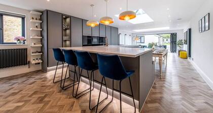 Luxury 5-BR | SF-WIFI | Parking | Games Room