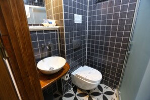 Camera Economy, vista cortile | Bagno