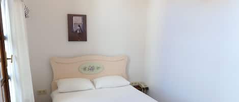 Chambre économique, vue sur la cour intérieure | AccÚs au Wi-Fi (inclus)