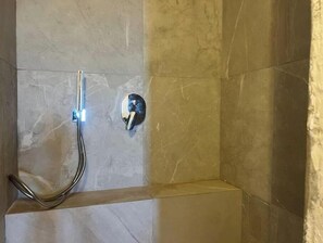 Dusche, Haartrockner, Bidet