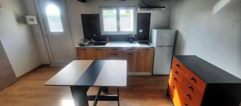Kühlschrank, Mikrowelle, Herdplatte, Wasserkocher mit Kaffee-/Teezubehör