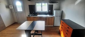 Réfrigérateur, micro-ondes, plaque de cuisson, cafetiÚre/bouilloire