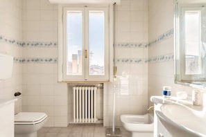 Shower, bidet, towels, toilet paper - Three Bedroom Apartment (Montecatini Terme)