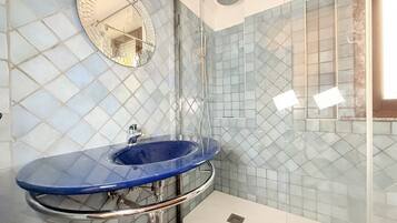 Douche, bidet, serviettes fournies