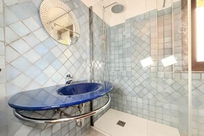 Douche, bidet, serviettes fournies