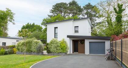 Holiday Home “La Maison Des Dunes – Beach & Bikes” with Private Terrace, Garden & Wi-Fi
