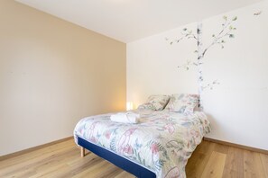 3 bedrooms, WiFi, bed sheets - Holiday Home “La Maison Des Dunes – Beach & Bikes” with Private Terrace, Garden & Wi-Fi (Fouesnant)